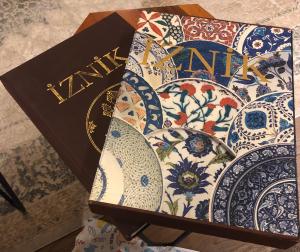 İznik Seramikleri ; Ciltli Kutulu İznik Seramikleri ; Ciltli Kutulu